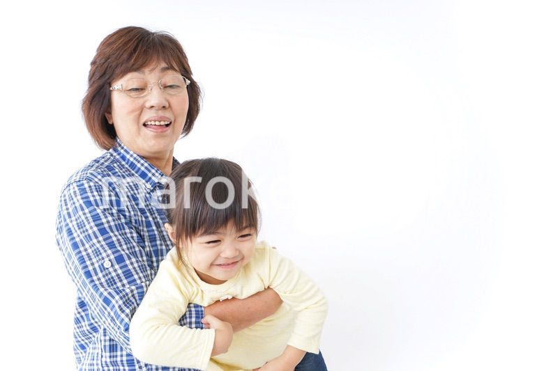 孫を抱っこするおばあちゃん
