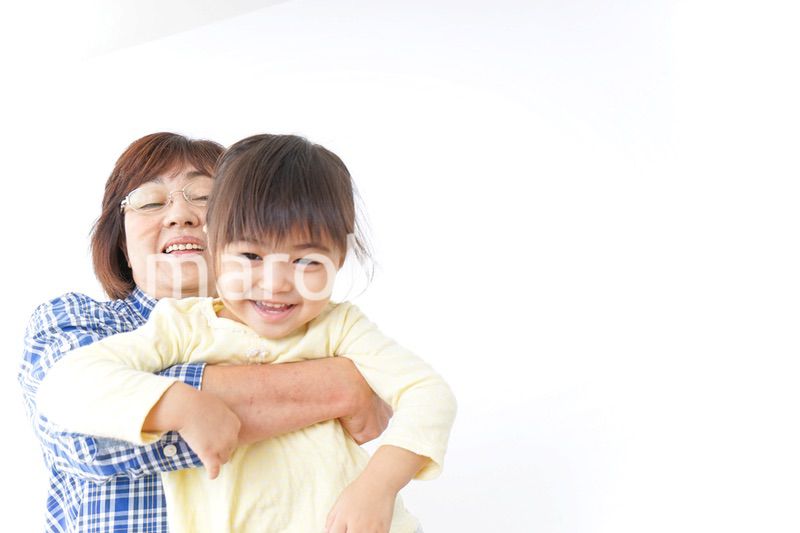 孫を抱っこするおばあちゃん