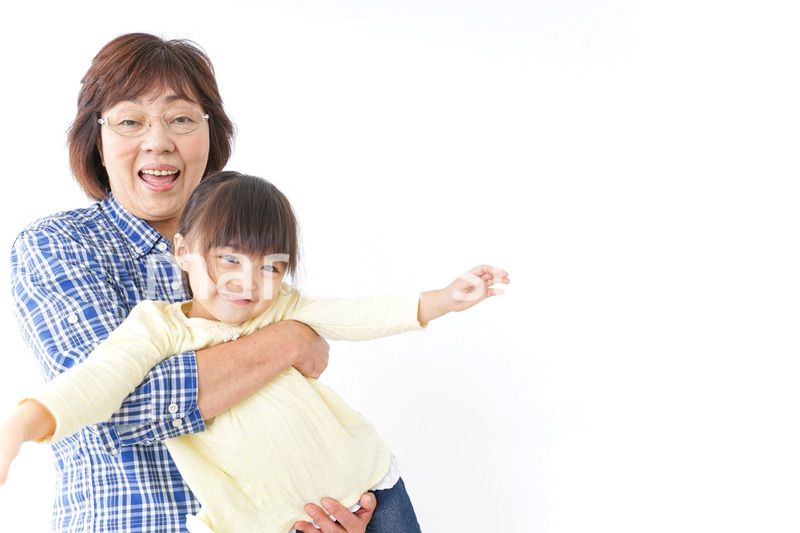 孫を抱っこするおばあちゃん