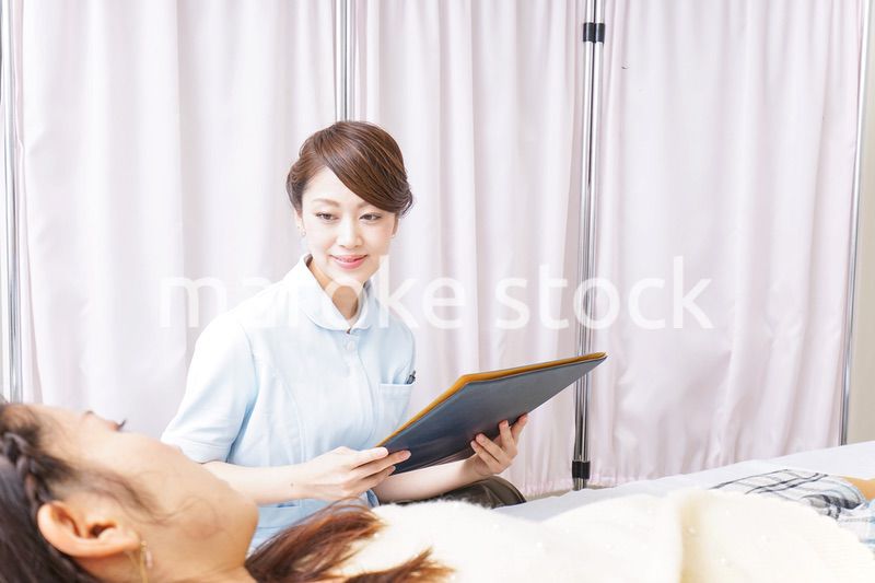 入院患者を回る看護師