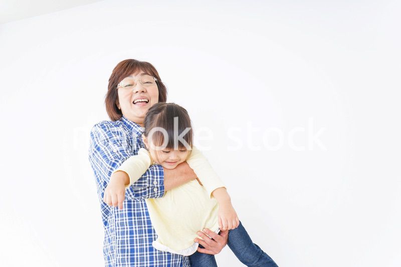 おばあちゃんと遊ぶ子供