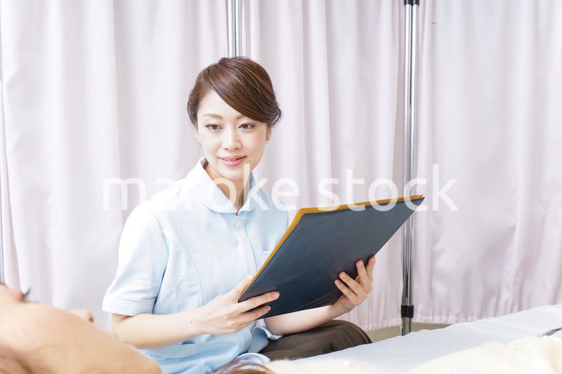 入院患者を回る看護師