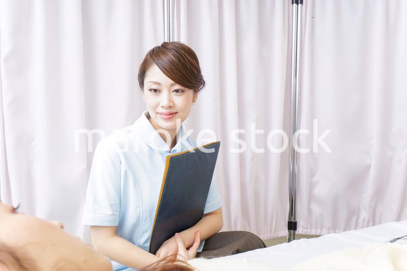 入院患者を回る看護師