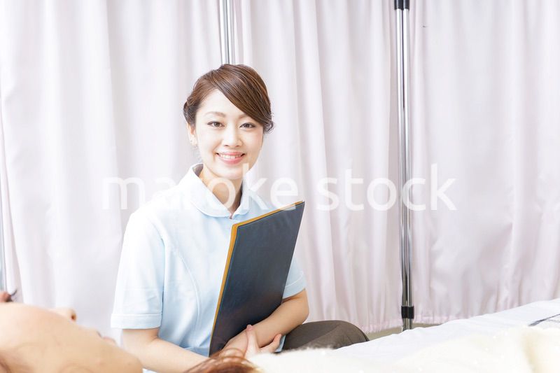 入院患者を回る看護師