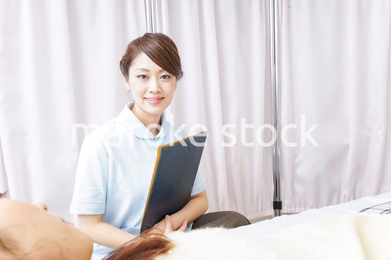 入院患者を回る看護師