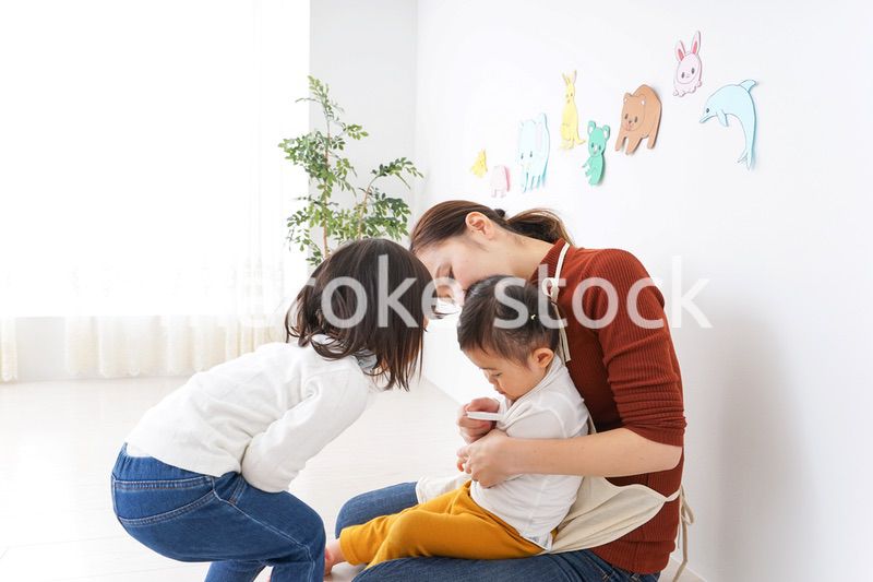 幼稚園で遊ぶ子ども