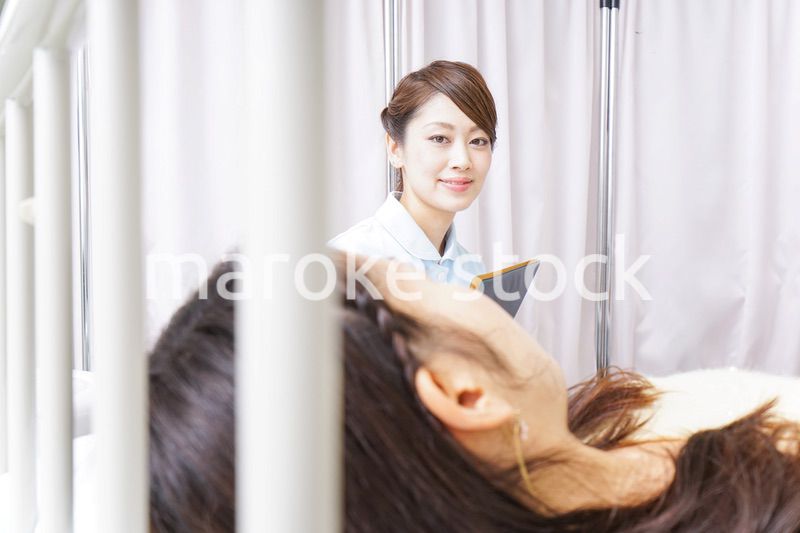 入院患者を回る看護師