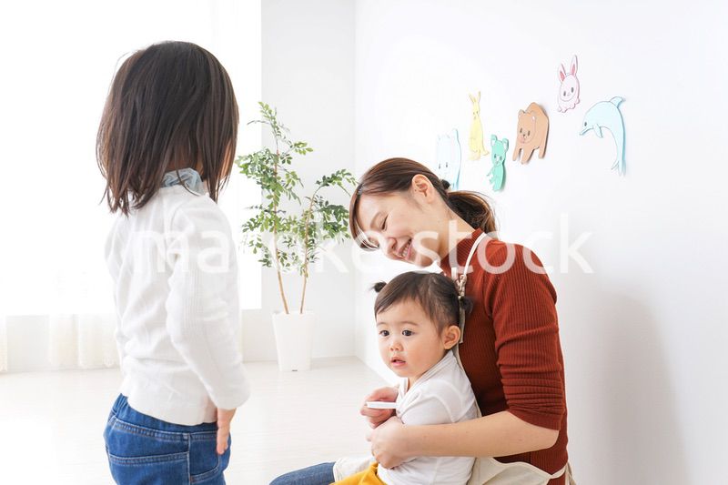 幼稚園で遊ぶ子ども