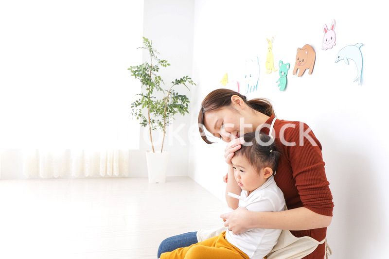 体調不良の子供と保育士