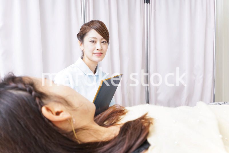 入院患者を回る看護師