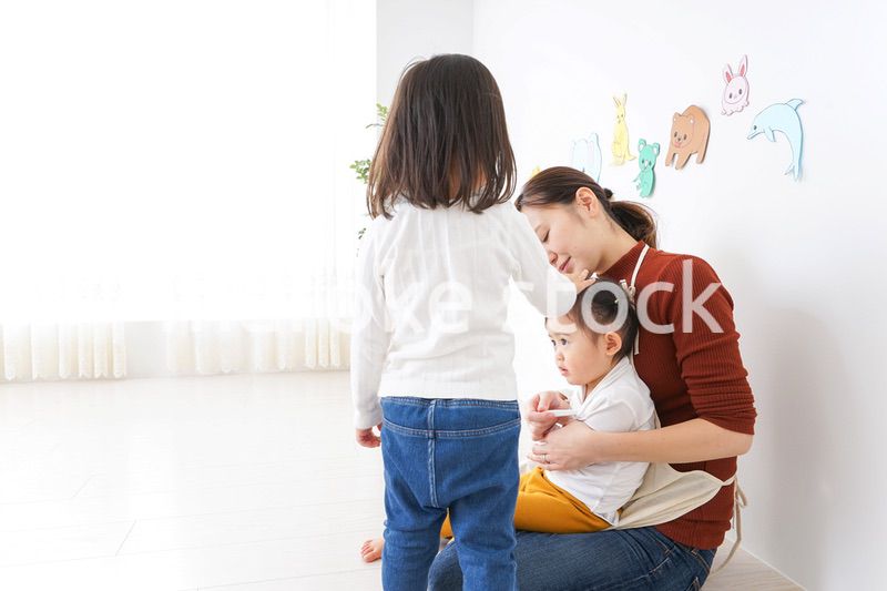 幼稚園で遊ぶ子ども