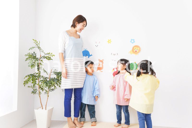 幼稚園の先生と子ども