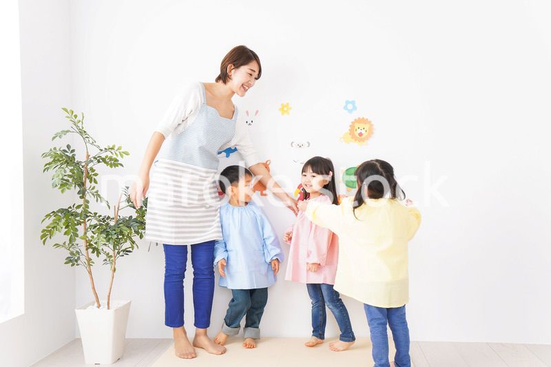 幼稚園の先生と子ども