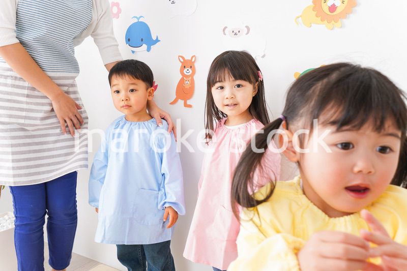 幼稚園の先生と子ども