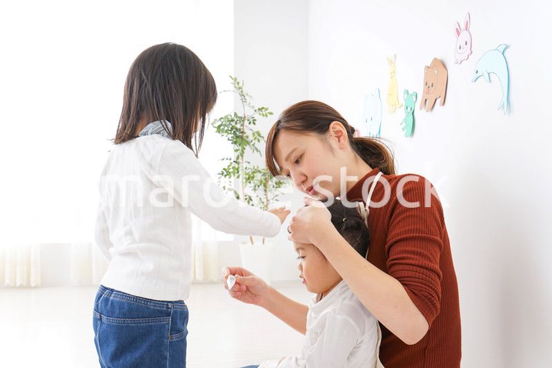 幼稚園で遊ぶ子ども