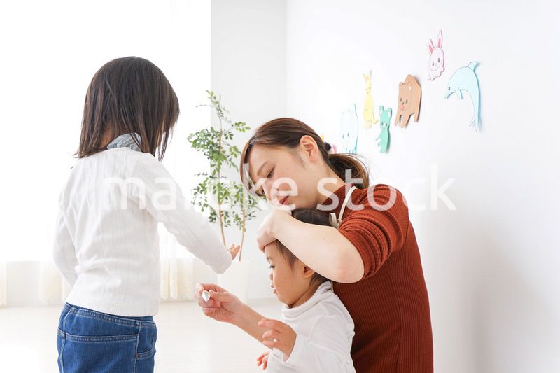 幼稚園で遊ぶ子ども