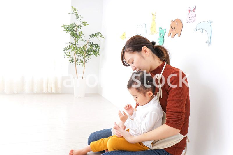 体調不良の子供と保育士