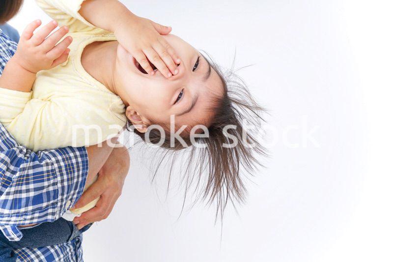 孫を抱っこするおばあちゃん