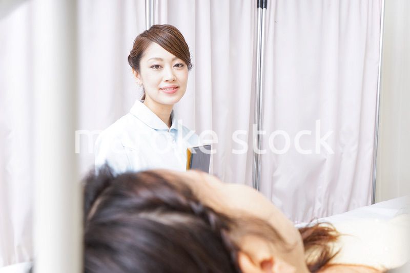 入院患者を回る看護師