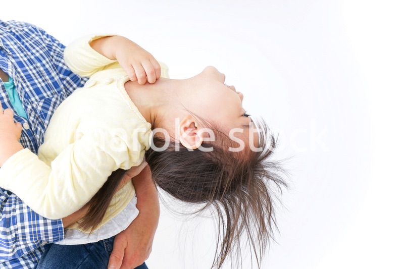 孫を抱っこするおばあちゃん