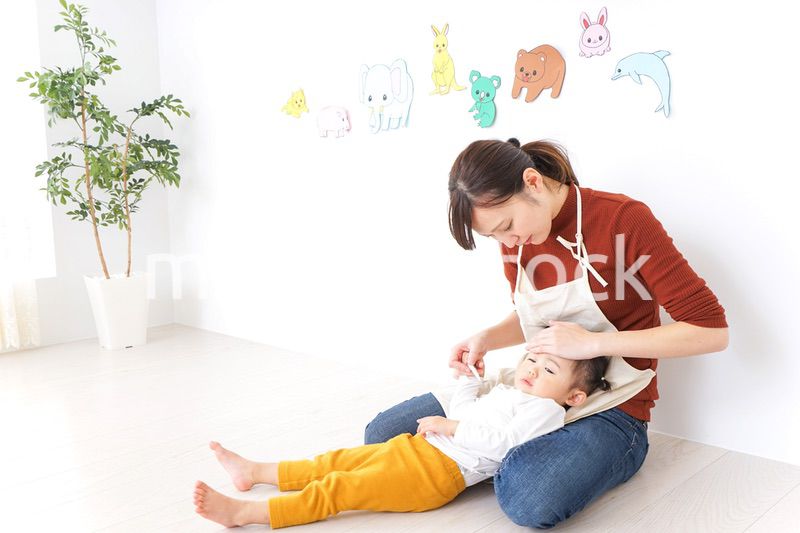体調不良の子供と保育士