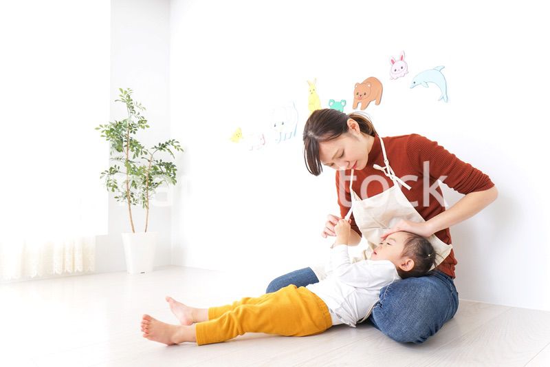体調不良の子供と保育士