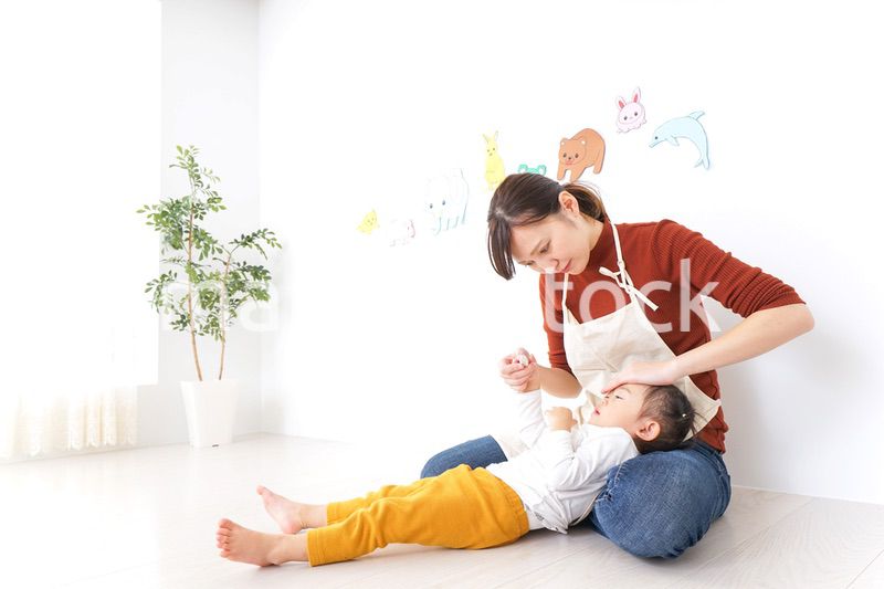体調不良の子供と保育士