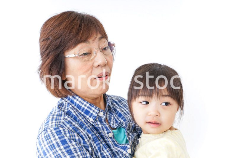 孫を抱っこするおばあちゃん