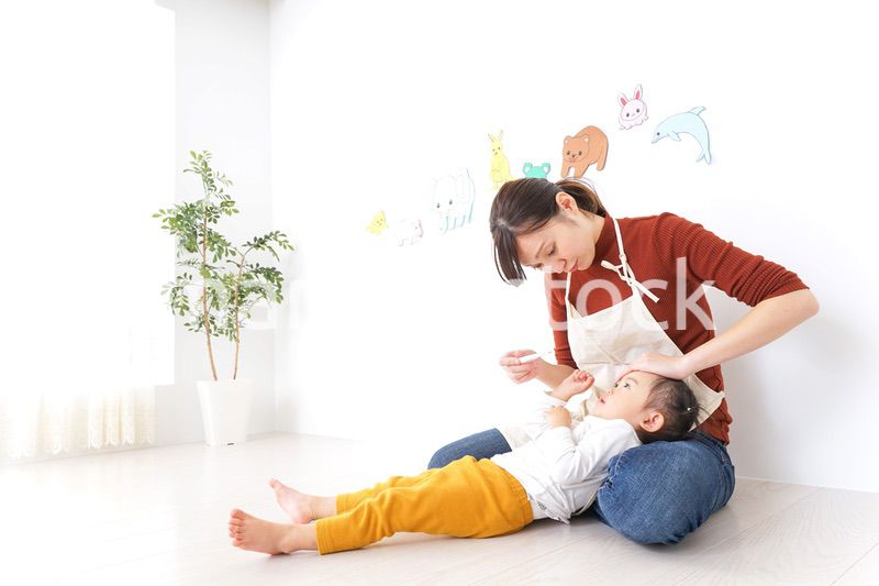 体調不良の子供と保育士