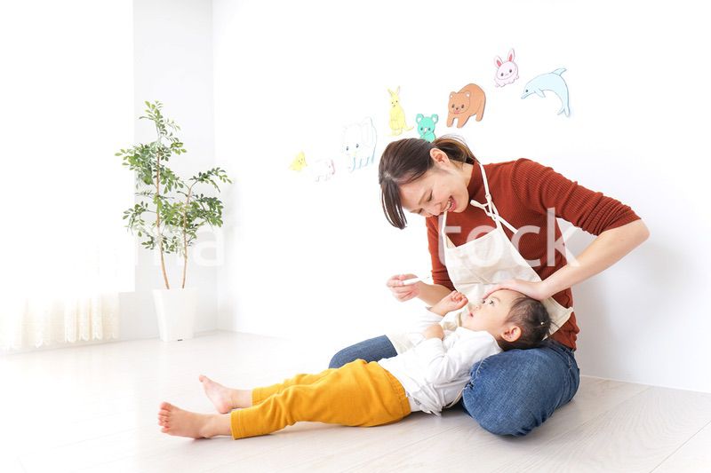体調不良の子供と保育士