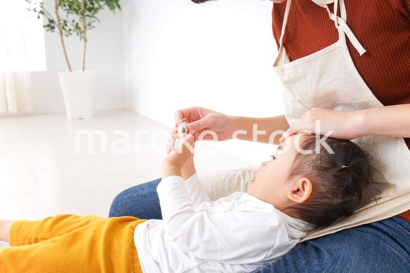 体調不良の子供と保育士