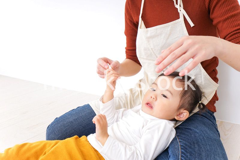 体調不良の子供と保育士