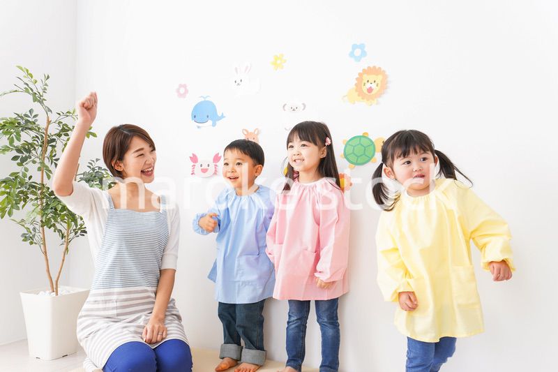 幼稚園の先生と子ども