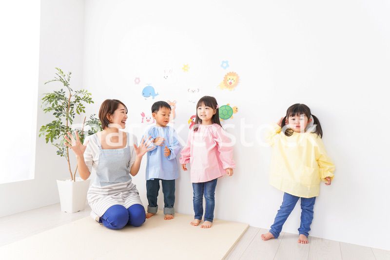 幼稚園の先生と子ども