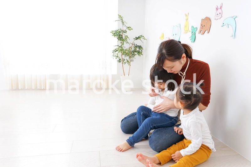 幼稚園で遊ぶ子ども