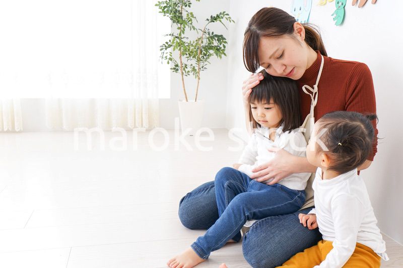 幼稚園で遊ぶ子ども