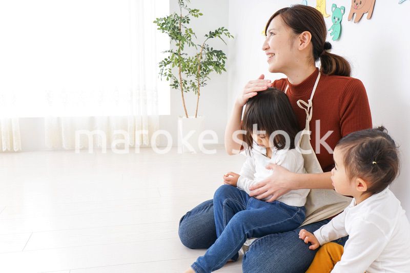 幼稚園で遊ぶ子ども