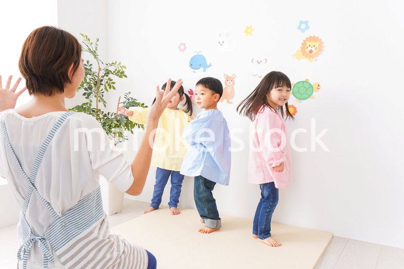 幼稚園の先生と子ども