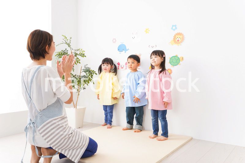 幼稚園の先生と子ども
