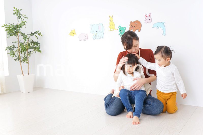 幼稚園で遊ぶ子ども