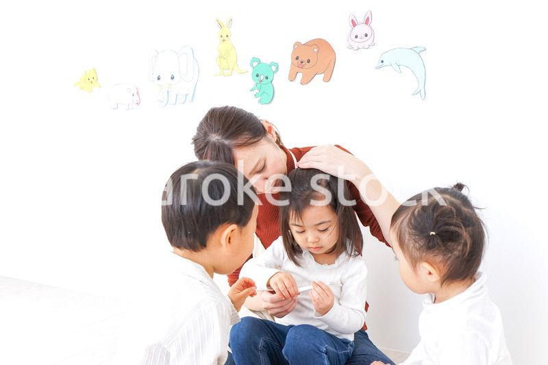 こども園・保育園・幼稚園で遊ぶ子供と先生