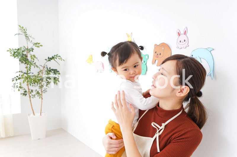 体調不良の子供と保育士