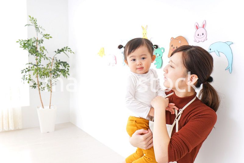 体調不良の子供と保育士