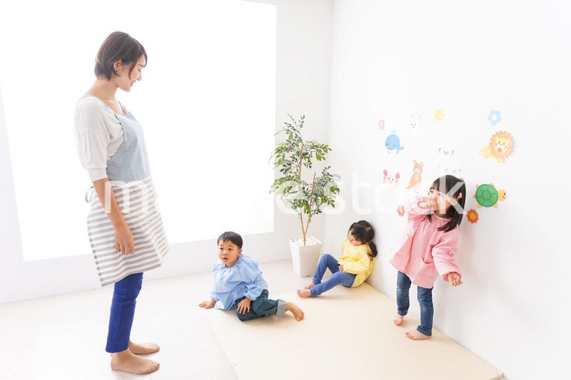 幼稚園の先生と子ども