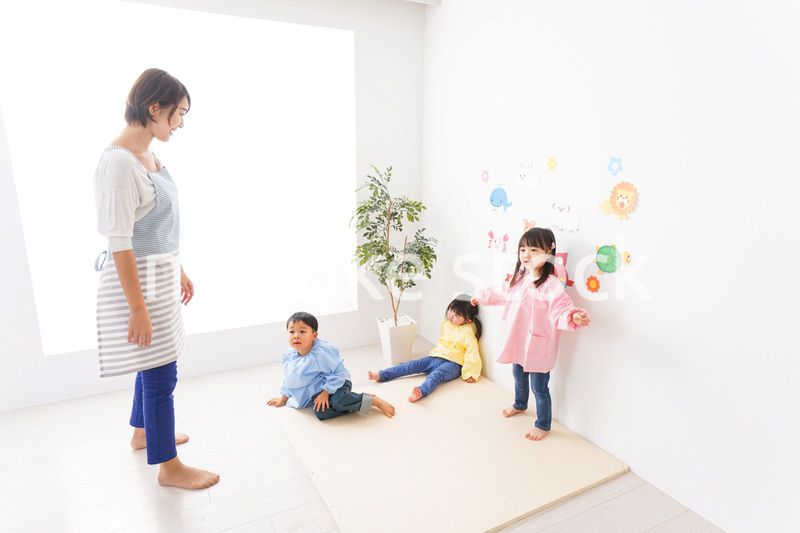 幼稚園の先生と子ども