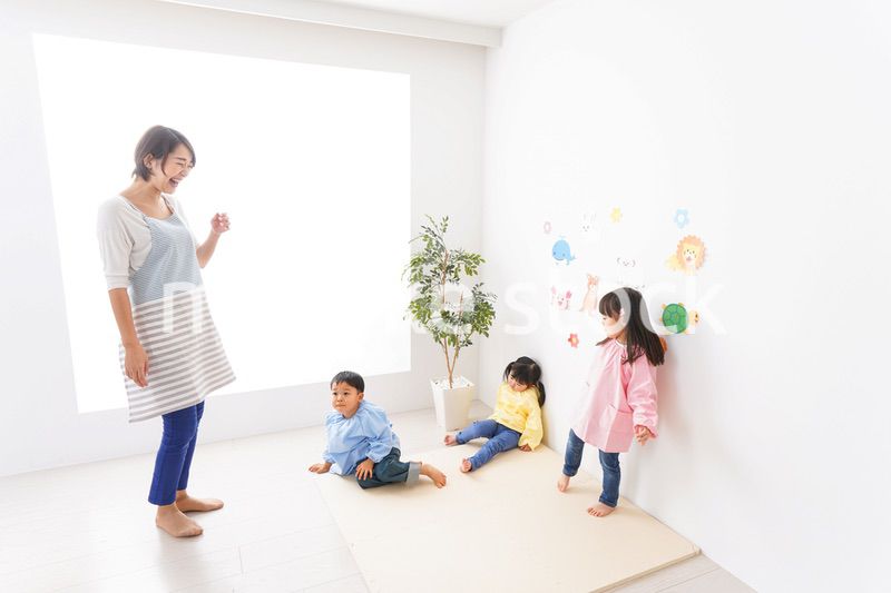 幼稚園の先生と子ども