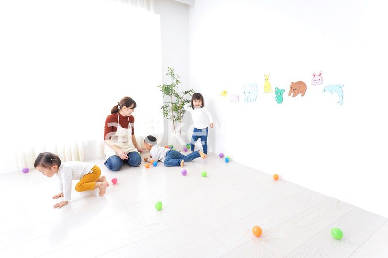 こども園・保育園・幼稚園で遊ぶ子供と先生