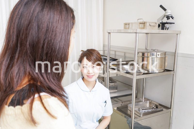 病院に勤務する医師と看護師