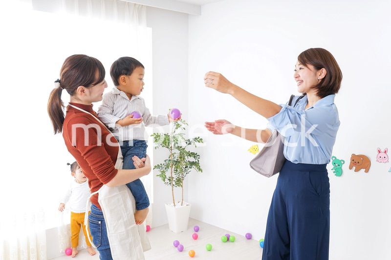 幼稚園のお迎えに行くお母さん