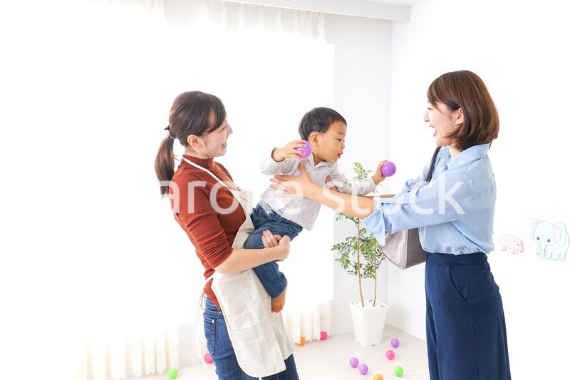 幼稚園の送り迎えをするお母さん